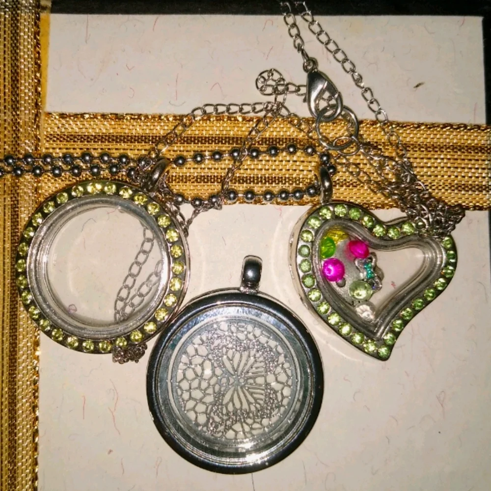 💚 Hello Kitty Story Locket Pendant   Copy - Picture 9 of 11
